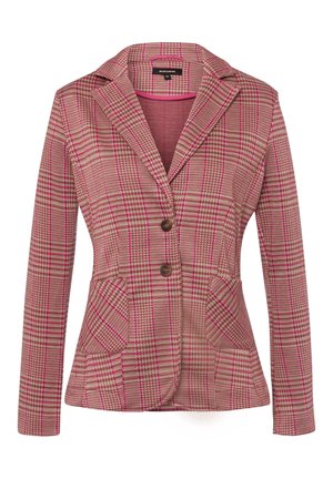 Roze en beige geruite, op maat gemaakte damesblazer met twee knopen, notched revers en voorzakken, getoond tegen een witte achtergrond.