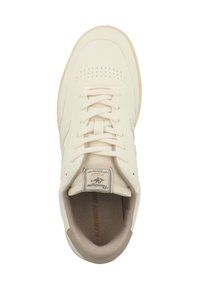 Kremowe skórzane sneakersy o gładkiej fakturze, z perforacjami w okolicy palców, płaskimi sznurówkami i beżową gumową podeszwą.