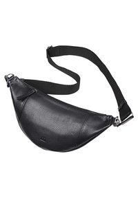 Borsa a cintura in pelle nera con finitura texturizzata, forma curva e tracolla nera regolabile, dotata di un compartimento con zip e dettagli metallici argentati.