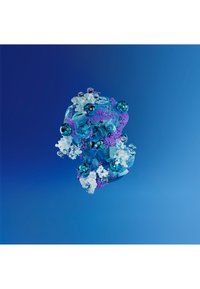 Abstrakt skulptur som har blå og lilla teksturer, marmoreringselementer og organiske former, med klynger av bobler og svevende elementer.