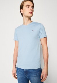 GANT SLIM SHIELD V NECK - Camiseta básica - hellblau