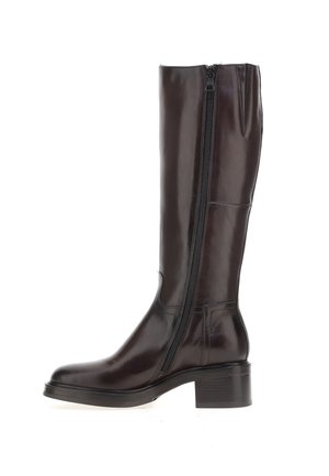 Bota de cuero marrón oscuro hasta la rodilla con cremallera lateral y tacón bajo de bloque, vista desde el lado exterior sobre fondo blanco.