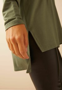 Friends Like These V NECK - Hosszú ujjú felső - khaki green