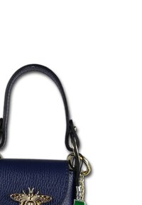 Sac en cuir marine avec un motif décoratif d'abeille dorée, surface texturée et bandoulière noire avec accents en métal.