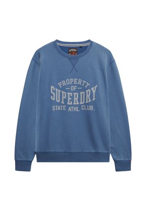 Blauwe trui met ronde hals, geribbelde boorden en zoom. Heeft een grote grijze opdruk met de tekst "PROPERTY OF SUPERDRY STATE ATHL CLUB."