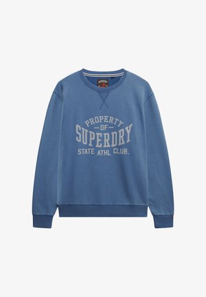 Sudadera azul con cuello redondo, puños y dobladillo acanalados. Presenta un gran texto impreso en gris que dice "PROPERTY OF SUPERDRY STATE ATHL CLUB."