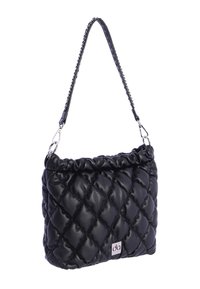 Bolso negro acolchado hecho de cuero sintético, con parte superior fruncida, herrajes plateados y una correa de hombro con detalles de cadena.