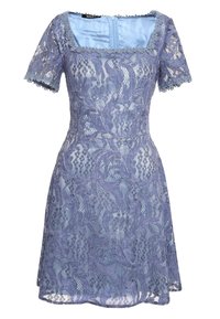 Robe courte en dentelle lavande avec motifs floraux, manches courtes et encolure carrée, dotée d'une fermeture éclair au dos.
