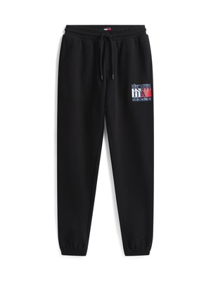 Pantaloni da tuta neri in tessuto morbido, con vita elastica e cordino, e un logo blu, rosso e bianco sulla gamba sinistra.