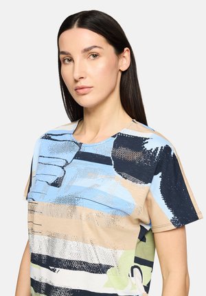 Veelkleuren T-shirt met korte mouwen en abstracte patronen in blauw, beige en groen, gemaakt van zachte stof met een losse pasvorm en een ronde halslijn.