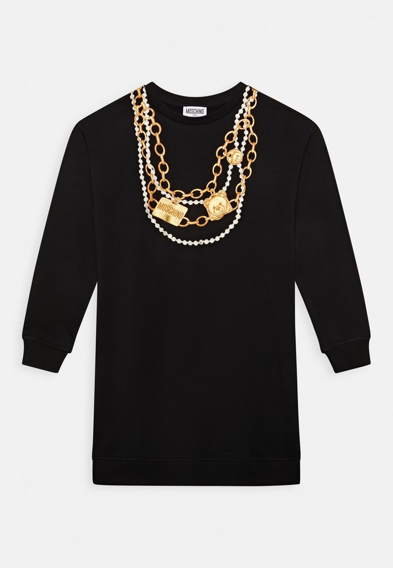 Robe noire à manches longues avec des chaînes dorées imprimées, des perles et des breloques, incluant une étiquette Moschino et un visage d'ours sur le devant.
