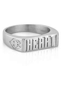 Der Metallring hat eine polierte Silberoberfläche, eine rechteckige Form, die gravierte Aufschrift "HEART" und ein dezentes Tierdesign an der Seite.