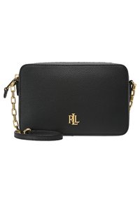 Černá kožená crossbody kabelka s texturovaným povrchem, zlatými řetízkem a kováním, s logovým akcentem na přední straně. Kompaktní obdélníkový tvar.