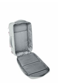 Šedý batoh s růžovými detaily, s prostorným interiérem vyloženým šedou látkou s bílými puntíky, obsahuje kapsy se zipem.