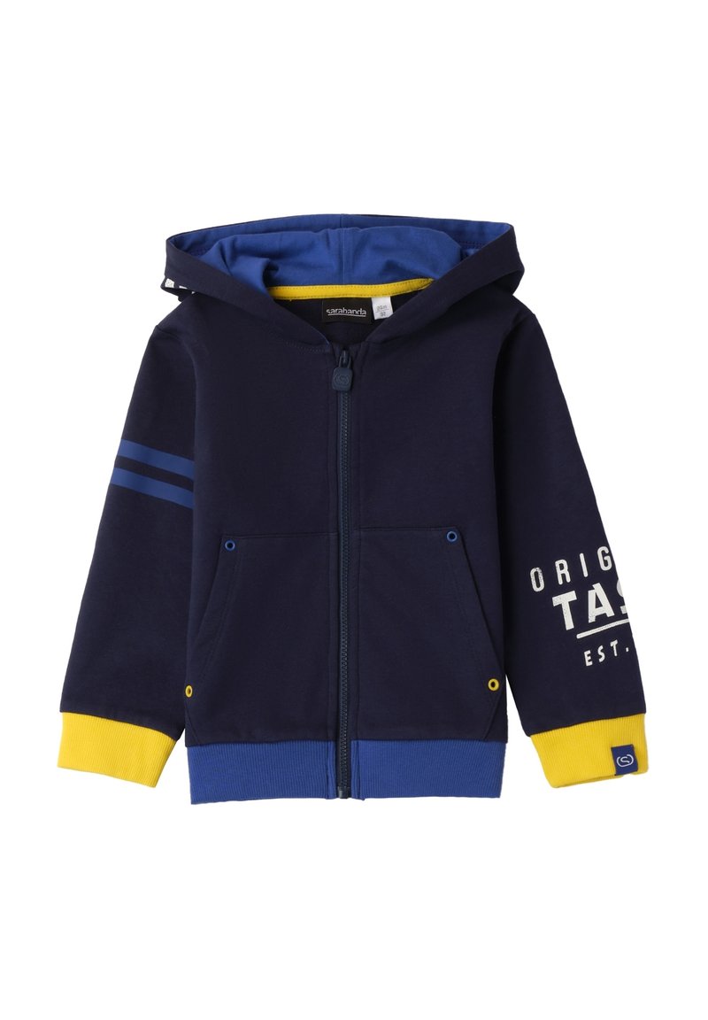 Hoodie zippé bleu marine avec des accents bleus et jaunes. Il possède deux poches avant, une capuche doublée et un texte blanc sur la manche droite.