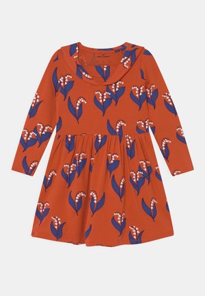 Vestido naranja de mangas largas, con un estampado floral de flores blancas y azules. El diseño incluye un escote redondo y una falda fruncida.