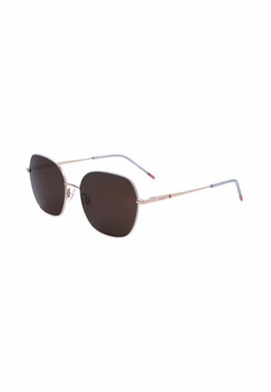 Un paio di sottili occhiali da sole in metallo color oro rosa con grandi lenti scure e aste sottili con punte grigie e rosse.