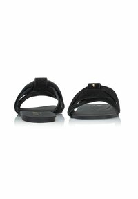 Czarne zamszowe sandały z płaską podeszwą, z dwoma szerokimi paskami przecinającymi stopę. Minimalistyczny design o gładkiej fakturze i subtelnym logotypie.