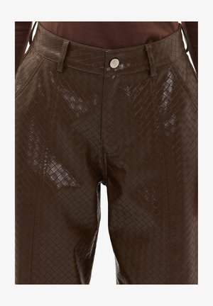 Dunkelbraune, hoch taillierte Hose aus glänzendem, strukturiertem, lederähnlichem Material mit einem silbernen Knopfverschluss in der Taille.