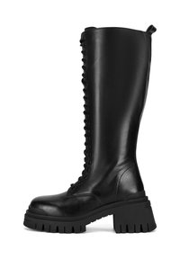 Czarny, skórzany, sięgający do kolan but z masywną podeszwą, z zapięciem na sznurowadła z przodu i wzmocnionym obcasem.