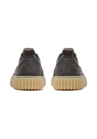 Sneaker grigie in suede con finitura testurizzata, dotate di una suola leggera in gomma, punta arrotondata e linguetta sul tallone per una facile calzata.