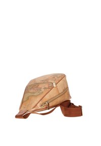 Zaino sintetico marrone con motivo a mappa, dotato di due tasche con zip, una base ampia e una robusta tracolla color cognac.
