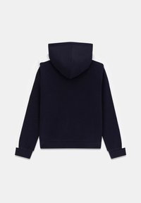 Marineblauwe hoodie met een capuchon met trekkoord, witte zijstrepen, geribbelde manchetten en zoom. Zachte textuur, minimalistisch ontwerp.