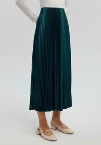 Plisségroen midi rok van lichtgewicht stof, met een hoge elastische tailleband. Draag het met beige blokhakschoenen.