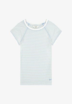 Biała koszulka z krótkim rękawem z cienkimi poziomymi niebieskimi paskami i małym logo „Lee” w pobliżu dolnego brzegu.