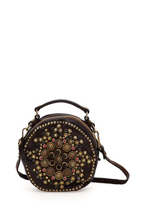 Borsa rotonda in pelle marrone scuro con manico corto e decorazioni a borchie rotonde dorate, rosse e turchesi con motivo floreale.
