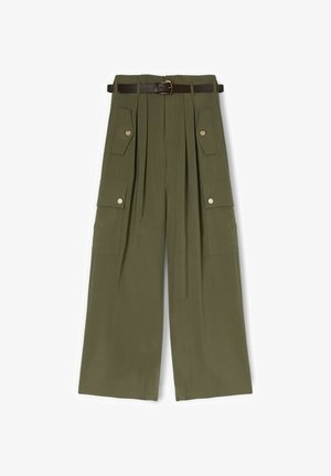 Bukser med højtaljet, olivengrønne viddeben, plisseringer, sidelommer med knapklapper og et mørkebrunt bælte med guldlås.