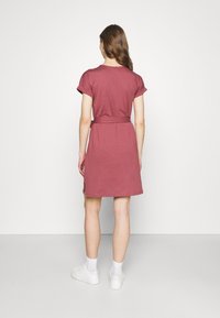 Krótkosleeve'owa sukienka z paskiem w stonowanym kolorze różowym, wykonana z miękkiego materiału. Posiada okrągły dekolt oraz długość do kolan z bocznymi rozcięciami.