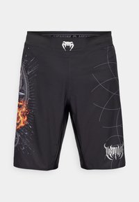 Pantalones cortos negros con una textura suave y elástica. Presenta diseños gráficos en rojo y gris, incluyendo llamas y patrones circulares, además de un logotipo.