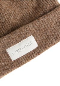 Brun ribbet strik-hue lavet af blødt uld med et hvidt mærke med teksten "rethinkit" i grå. Viser en fin tekstur og et afslappet design.