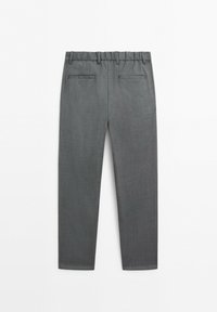 Graue maßgeschneiderte Hose mit Elastikbund, Gürtelschlaufen und zwei hinteren Paspeltaschen, von hinten auf weißem Hintergrund gezeigt.