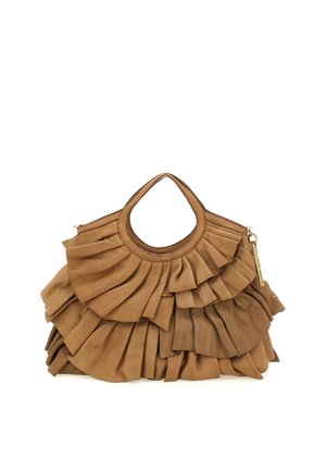 Borsa a mano in pelle marrone con balze sovrapposte, manico arrotondato, chiusura con zip e dettagli in metallo color oro. Superfici lisce e testurizzate.