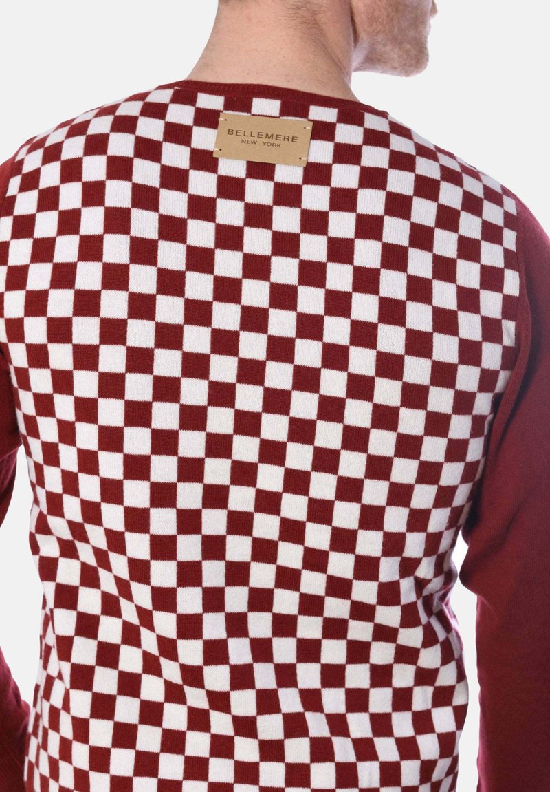 Bordeauxrot und weiße karierte Strickjacke mit einem rechteckigen braunen Etikett auf der Rückseite, mit glatter Oberfläche und gerippten Bündchen.