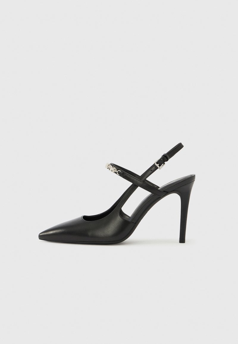Escarpins slingback en cuir noir avec bout pointu, design ajouré et bride ajustable ornée de ferrures métalliques.