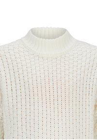 Maglione bianco lavorato a maglia con un alto colletto a coste, caratterizzato da una trama aperta e una forma ampia per garantire traspirabilità.