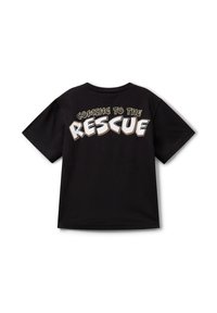 Černé tričko s krátkým rukávem, s výrazným nápisem "PŘICHÁZÍM NA ZÁCHRANU" na zadní straně ve velkých bílých a žlutě orámovaných písmenách.