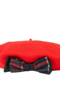 Czerwona filcowa beretka z czarno-czerwoną kraciastą kokardką z tyłu. Gładka faktura, zaokrąglony kształt i centralny guzik na szczycie.
