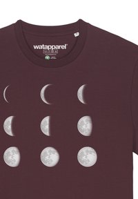 T-shirt en coton bordeaux arborant un motif des phases lunaires en blanc, comprenant des designs de lune croissante et pleine disposés en trois rangées.