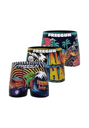 Trois boxers Freegun colorés avec des motifs tropicaux et estivaux, comprenant des palmiers, un squelette faisant du vélo, des vagues et le texte "Aloha".