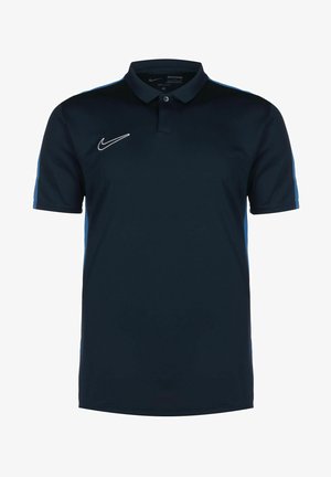 Polo bleu marine avec un col noir, manches courtes et accents latéraux bleu clair. Présente un logo Nike blanc sur la poitrine. Texture de tissu lisse.
