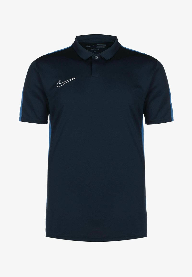 Polo bleu marine avec un col noir, manches courtes et accents latéraux bleu clair. Présente un logo Nike blanc sur la poitrine. Texture de tissu lisse.