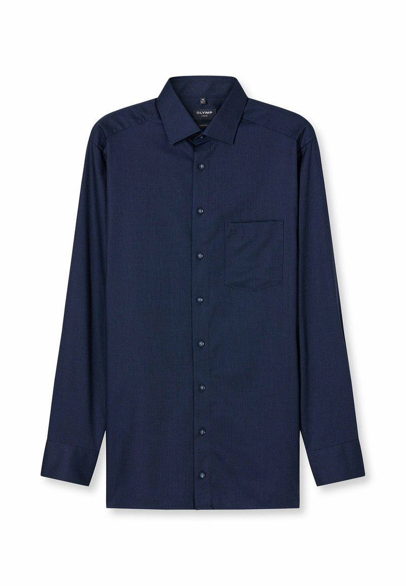 Herren Langarmhemd in Marineblau mit spitzem Kragen und Brusttasche, flach auf weißem Hintergrund ausgelegt.