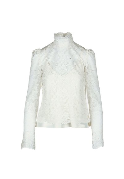 Witte kanten top met hoge kraag, opgeblazen lange mouwen en bloemmotief. Satijnen afwerking langs de onderkant voor extra detail.
