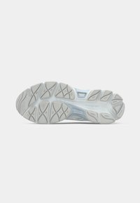 Suela de zapato en goma gris claro, con un patrón de tracción texturizado. La entresuela presenta un diseño azul claro con secciones ventiladas.