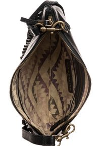 Schwarze Lederhandtasche mit Reißverschluss und strukturiertem Äußeren. Das Innere ist mit einem bedruckten Stofffutter in gedämpften Farben ausgestattet.