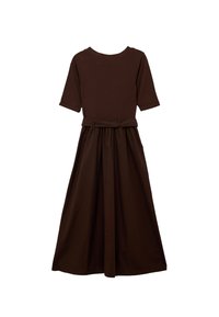 Vestido marrón oscuro de longitud media con mangas cortas y una falda fruncida, que cuenta con un cinturón de tela a juego en la cintura.